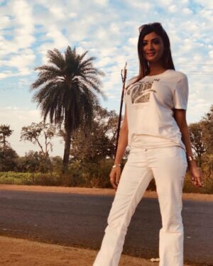 Ishita Vyas Instagram - She loves good vibes,warm sun ,wild waves,kind words,freedom to be herself....flow,hustle,dreams...water and lots of food and vegetables 🍅🤗🤪#Mp#bliss #loveyourself