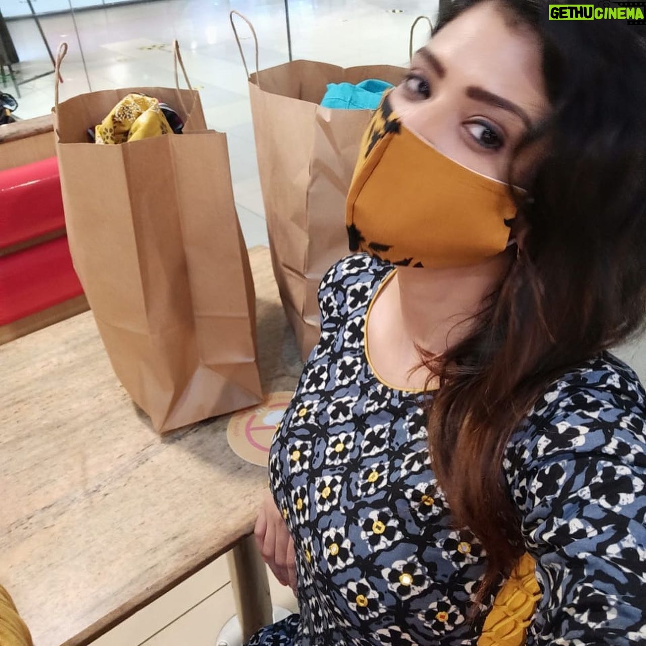 Ishita Vyas - 653 Likes - Feeling happy having a happy meal 🍔 #Bhopal#Shopping# My time#Peace of mind.