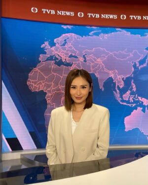 Janis Chan Instagram - 🙃 其實大學讀communications 時候都有實習過做新聞主播 
一見到呢張主播枱特別親切～
今日返TVB新聞部接受訪問。多謝～

#工作花絮
#期待訪問播出
#央視 
#中新社
#深圳衛視