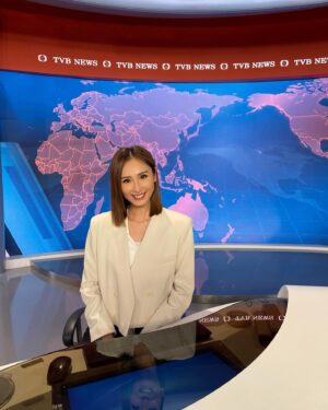 Janis Chan Instagram - 🙃 其實大學讀communications 時候都有實習過做新聞主播 
一見到呢張主播枱特別親切～
今日返TVB新聞部接受訪問。多謝～

#工作花絮
#期待訪問播出
#央視 
#中新社
#深圳衛視