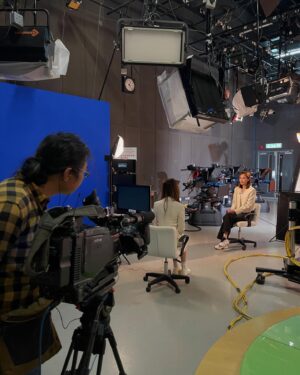 Janis Chan Instagram - 🙃 其實大學讀communications 時候都有實習過做新聞主播 
一見到呢張主播枱特別親切～
今日返TVB新聞部接受訪問。多謝～

#工作花絮
#期待訪問播出
#央視 
#中新社
#深圳衛視