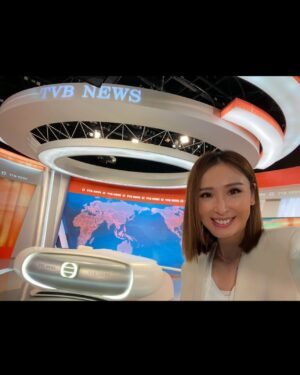Janis Chan Instagram - 🙃 其實大學讀communications 時候都有實習過做新聞主播 
一見到呢張主播枱特別親切～
今日返TVB新聞部接受訪問。多謝～

#工作花絮
#期待訪問播出
#央視 
#中新社
#深圳衛視