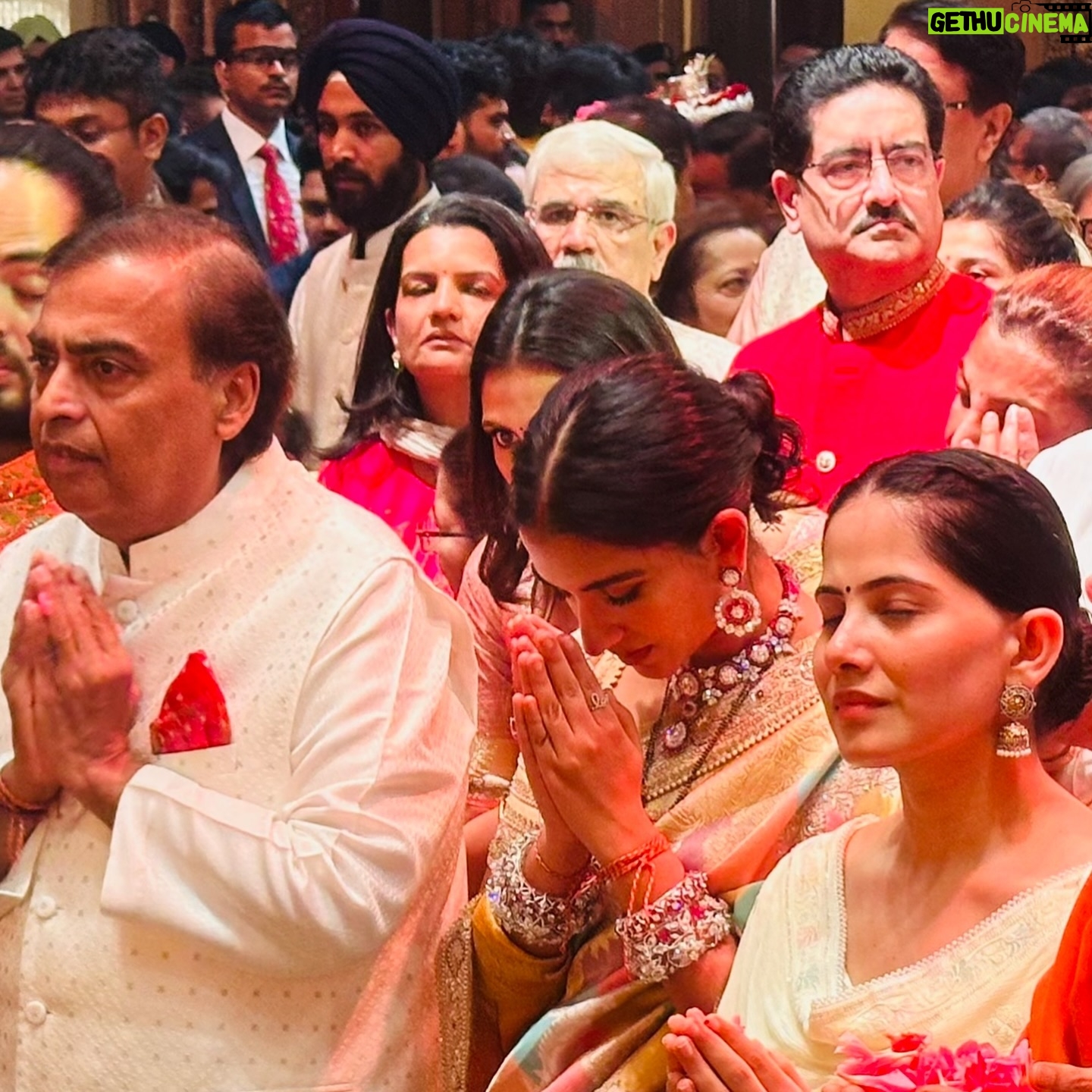 Jaya Kishori - 1.5 Million Likes - It was a great evening ♥️
Thank you for the beautiful outfit @panghat_sarees ✨
#jayakishori #ambanis #ganeshutsav #antilia #celebration #indianfestivals