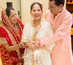 Jaya Kishori Instagram - Nobody on earth can ever love you
 more than your Parents ♥️🥺

#jayakishori #love #happiness #diwalicelebration #indianwear #parentlove #purelove