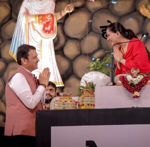 Jaya Kishori Instagram - “मैं समंदर हूँ, लौट कर वापस आऊंगा”

महाराष्ट्र के मुख्यमंत्री श्री देवेंद्र फडणवीस जी का 
कथा कार्यक्रम में आगमन एक अविस्मरणीय क्षण था। 

उनकी सादगी, दृढ़ता और नेतृत्वशीलता हर व्यक्ति के दिल को छू जाती है। 
उनका यह संवाद उनके आत्मविश्वास और सकारात्मक सोच को दर्शाता है।

उनके विचारों और उपस्थिति ने इस आयोजन को और भी खास बना दिया। 
यह मेरे लिए सौभाग्य की बात है कि ऐसे महान व्यक्तित्व से मुलाकात का अवसर मिला।

#jayakishori #devendrafadnavis #cm #maharashtra #jaimaharashtra #nagpur #katha #aplaraja