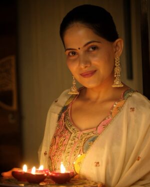 Jaya Kishori Instagram - आप सभी को दिवाली की बहुत बहुत शुभकामनाएँ 🪔

माँ लक्ष्मी का आप सभी के घरों में भंडार हो 🙌🏻🙏🏻😇

#jayakishori #shubhdeepawali #happydiwali #jaishriram #indianfestival #celebration #blessings #love