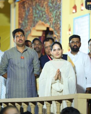 Jaya Kishori Instagram - It was an honour to be a part of this beautiful celebration at Shrimant Bhausaheb Rangari Ganpati Temple, Pune. 
I offered my prayers during the aarti and learnt about the rich history behind this iconic tradition. 🌸😇
Thank you @punitbalan ji for this invite and the beautiful experience 😊

#jayakishori #shrimantbhausahebrangariganpatitrust #pune #ganpatibappamorya #celebration