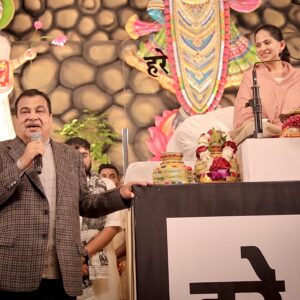Jaya Kishori Instagram - आज कथा में आदरणीय श्री नितिन गडकरी जी का आगमन 
हमारे लिए अत्यंत गौरव का क्षण था। उनका सरल स्वभाव 
और देश के प्रति समर्पण प्रेरणादायक है। 
गडकरी जी ने देश के विकास में एक अहम भूमिका निभाई है, 
विशेष रूप से सड़क परिवहन और राजमार्गों के क्षेत्र में 
उनके क्रांतिकारी योगदान ने भारत को नई दिशा दी है।

उनकी उपस्थिति ने आज के आयोजन को और भी विशेष बना दिया। 
हम उनके मार्गदर्शन और प्रेरणा के लिए हृदय से आभारी हैं। 
ऐसे महान व्यक्तित्व से मिलकर अत्यंत प्रसन्नता और नई ऊर्जा मिली।

#jayakishori #nitingadkari #katha #satsang #nagpur #spirituality