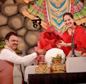 Jaya Kishori Instagram - “मैं समंदर हूँ, लौट कर वापस आऊंगा”

महाराष्ट्र के मुख्यमंत्री श्री देवेंद्र फडणवीस जी का 
कथा कार्यक्रम में आगमन एक अविस्मरणीय क्षण था। 

उनकी सादगी, दृढ़ता और नेतृत्वशीलता हर व्यक्ति के दिल को छू जाती है। 
उनका यह संवाद उनके आत्मविश्वास और सकारात्मक सोच को दर्शाता है।

उनके विचारों और उपस्थिति ने इस आयोजन को और भी खास बना दिया। 
यह मेरे लिए सौभाग्य की बात है कि ऐसे महान व्यक्तित्व से मुलाकात का अवसर मिला।

#jayakishori #devendrafadnavis #cm #maharashtra #jaimaharashtra #nagpur #katha #aplaraja