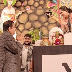 Jaya Kishori Instagram - आज कथा में आदरणीय श्री नितिन गडकरी जी का आगमन 
हमारे लिए अत्यंत गौरव का क्षण था। उनका सरल स्वभाव 
और देश के प्रति समर्पण प्रेरणादायक है। 
गडकरी जी ने देश के विकास में एक अहम भूमिका निभाई है, 
विशेष रूप से सड़क परिवहन और राजमार्गों के क्षेत्र में 
उनके क्रांतिकारी योगदान ने भारत को नई दिशा दी है।

उनकी उपस्थिति ने आज के आयोजन को और भी विशेष बना दिया। 
हम उनके मार्गदर्शन और प्रेरणा के लिए हृदय से आभारी हैं। 
ऐसे महान व्यक्तित्व से मिलकर अत्यंत प्रसन्नता और नई ऊर्जा मिली।

#jayakishori #nitingadkari #katha #satsang #nagpur #spirituality