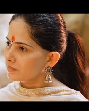 Jaya Kishori Instagram - It was an honour to be a part of this beautiful celebration at Shrimant Bhausaheb Rangari Ganpati Temple, Pune. 
I offered my prayers during the aarti and learnt about the rich history behind this iconic tradition. 🌸😇
Thank you @punitbalan ji for this invite and the beautiful experience 😊

#jayakishori #shrimantbhausahebrangariganpatitrust #pune #ganpatibappamorya #celebration