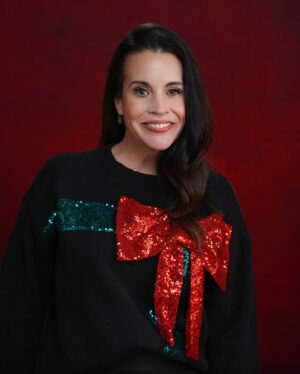 Jenna Leigh Green Instagram - I had so much fun this weekend sharing the magic of Christmas Con with so many wonderful people. So much love to @thats4ent for having me back again this year to host and share in the Holiday magic. I took no photos. That’s how you know you were truly in the moment and soaking it all up. To everyone who came to say hello, thank you for sharing your Joy with me! 

Special thanks to @sabrinaozuna @vanitydollsartistry and @presleyannphoto for 💇🏻‍♀️💄📸. It takes a village and I’m obsessed with mine! 🎄