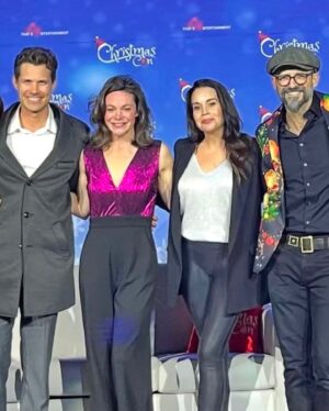 Jenna Leigh Green Instagram - I had so much fun this weekend sharing the magic of Christmas Con with so many wonderful people. So much love to @thats4ent for having me back again this year to host and share in the Holiday magic. I took no photos. That’s how you know you were truly in the moment and soaking it all up. To everyone who came to say hello, thank you for sharing your Joy with me! 

Special thanks to @sabrinaozuna @vanitydollsartistry and @presleyannphoto for 💇🏻‍♀️💄📸. It takes a village and I’m obsessed with mine! 🎄