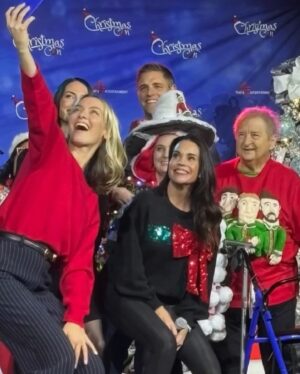 Jenna Leigh Green Instagram - I had so much fun this weekend sharing the magic of Christmas Con with so many wonderful people. So much love to @thats4ent for having me back again this year to host and share in the Holiday magic. I took no photos. That’s how you know you were truly in the moment and soaking it all up. To everyone who came to say hello, thank you for sharing your Joy with me! 

Special thanks to @sabrinaozuna @vanitydollsartistry and @presleyannphoto for 💇🏻‍♀️💄📸. It takes a village and I’m obsessed with mine! 🎄