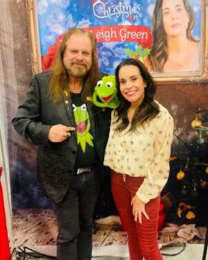 Jenna Leigh Green Instagram - I had so much fun this weekend sharing the magic of Christmas Con with so many wonderful people. So much love to @thats4ent for having me back again this year to host and share in the Holiday magic. I took no photos. That’s how you know you were truly in the moment and soaking it all up. To everyone who came to say hello, thank you for sharing your Joy with me! 

Special thanks to @sabrinaozuna @vanitydollsartistry and @presleyannphoto for 💇🏻‍♀️💄📸. It takes a village and I’m obsessed with mine! 🎄