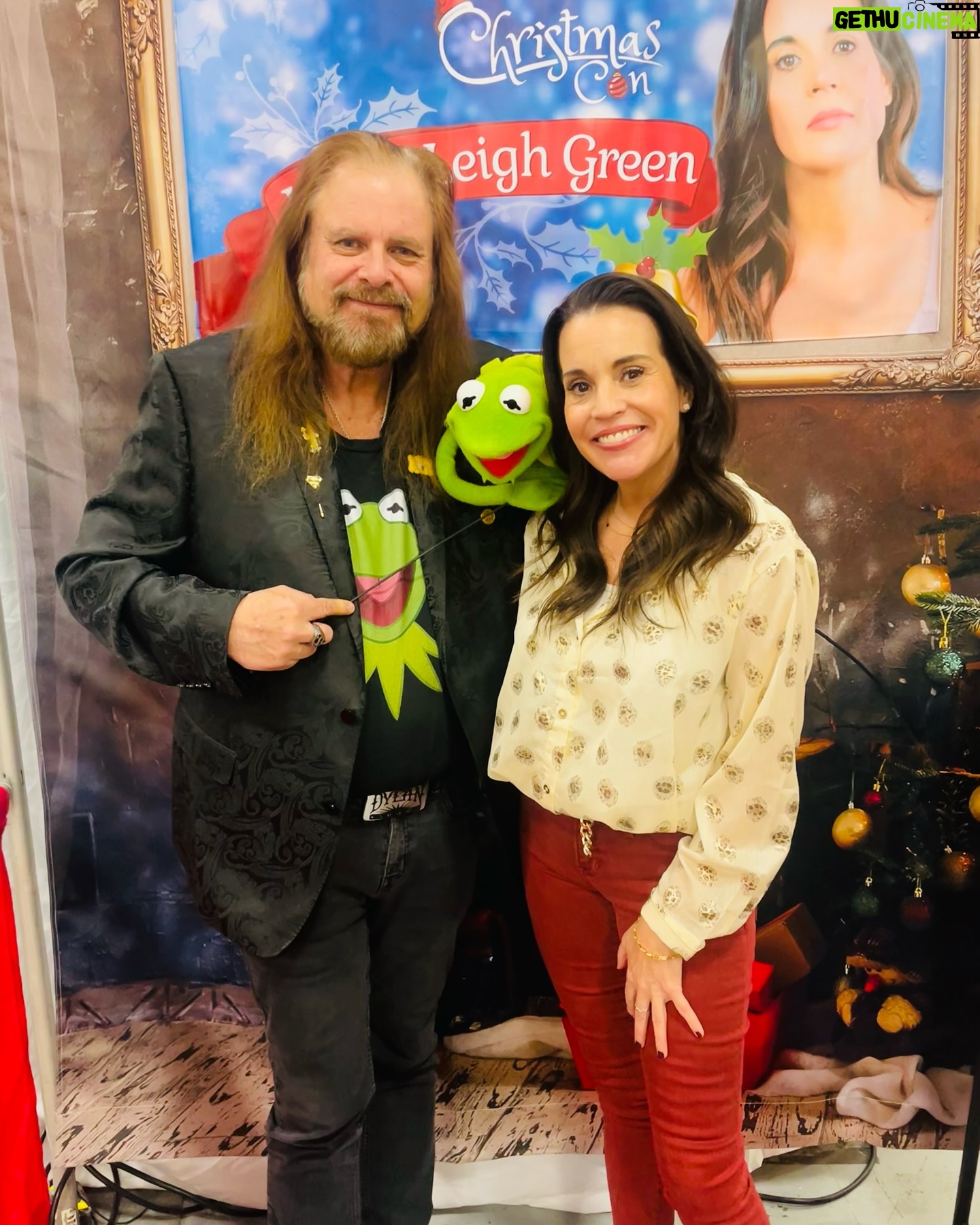 Jenna Leigh Green - 2K Likes - I had so much fun this weekend sharing the magic of Christmas Con with so many wonderful people. So much love to @thats4ent for having me back again this year to host and share in the Holiday magic. I took no photos. That’s how you know you were truly in the moment and soaking it all up. To everyone who came to say hello, thank you for sharing your Joy with me!
Special thanks to @sabrinaozuna @vanitydollsartistry and @presleyannphoto for 💇🏻♀️💄📸. It takes a village and I’m obsessed with mine! 🎄