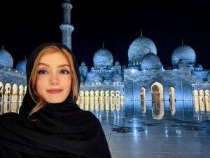 Jessica Gagen Instagram - The Grand Mosque 🕌 

#abudhabi #grandmosque #UAE #travel