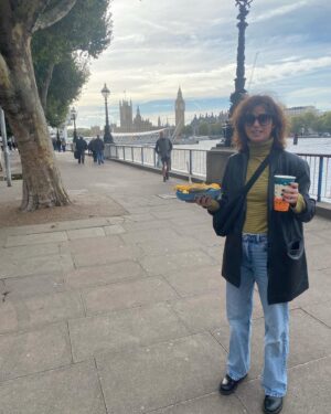 Joana Santos Instagram - 10 coisas que gostei muito em Londres 🇬🇧 

1. Fish&Chips and a 🍺 
2. Uma @carreira_lau por dia nem sabe o bem que lhe  fazia.
3. Estar com “ON FALLING” no BFI e ganharmos The Best First Feature Award!!!!!!! AAAAAHHHHHHHH
4. Macellaio RC Soho, das refeições mais gostosas que já comi ( só de me lembrar fico a salivar) 
5. Ir ao National Theatre e ver um belíssimo espectáculo, The Other Place.
6. Borough Market, The Black Pig (só de me lembrar salivo again) 😂
7. Ir à Tate Modern, visitar os clássicos e os emergentes.
8. 😇 cenas.
9. Sol em Londres. Fuck yeah! 🙏
10. O handsome guy que me acompanhou nesta viagem e que me faz rir como uma parva há 13 anos.