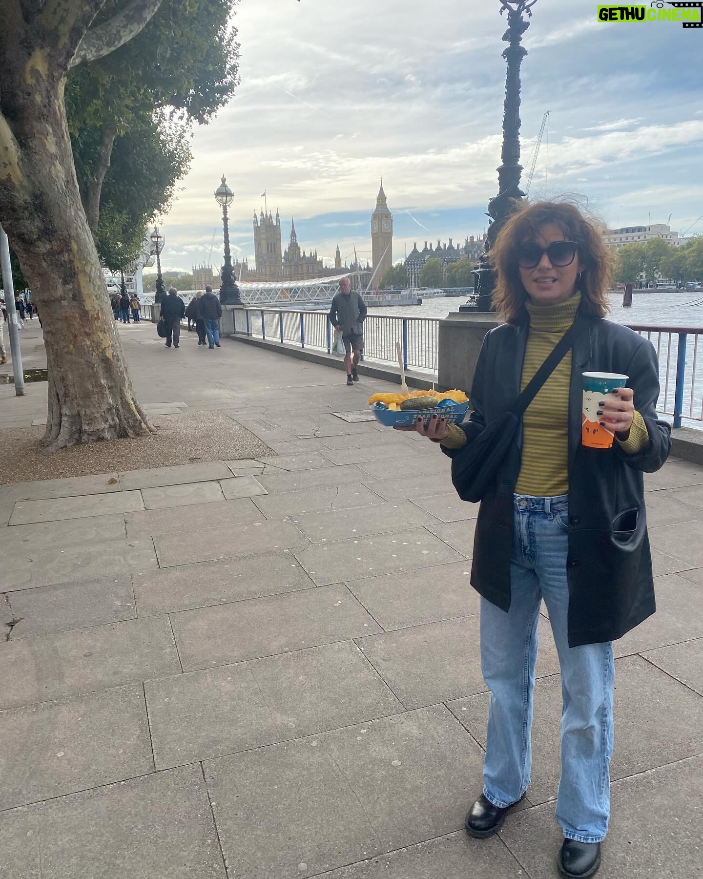 Joana Santos - 1.9K Likes - 10 coisas que gostei muito em Londres 🇬🇧
1. Fish&Chips and a 🍺
2. Uma @carreira_lau por dia nem sabe o bem que lhe fazia.
3. Estar com “ON FALLING” no BFI e ganharmos The Best First Feature Award!!!!!!! AAAAAHHHHHHHH
4. Macellaio RC Soho, das refeições mais gostosas que já comi ( só de me lembrar fico a salivar)
5. Ir ao National Theatre e ver um belíssimo espectáculo, The Other Place.
6. Borough Market, The Black Pig (só de me lembrar salivo again) 😂
7. Ir à Tate Modern, visitar os clássicos e os emergentes.
8. 😇 cenas.
9. Sol em Londres. Fuck yeah! 🙏
10. O handsome guy que me acompanhou nesta viagem e que me faz rir como uma parva há 13 anos.