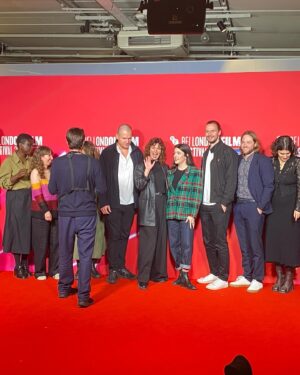 Joana Santos Instagram - 10 coisas que gostei muito em Londres 🇬🇧 

1. Fish&Chips and a 🍺 
2. Uma @carreira_lau por dia nem sabe o bem que lhe  fazia.
3. Estar com “ON FALLING” no BFI e ganharmos The Best First Feature Award!!!!!!! AAAAAHHHHHHHH
4. Macellaio RC Soho, das refeições mais gostosas que já comi ( só de me lembrar fico a salivar) 
5. Ir ao National Theatre e ver um belíssimo espectáculo, The Other Place.
6. Borough Market, The Black Pig (só de me lembrar salivo again) 😂
7. Ir à Tate Modern, visitar os clássicos e os emergentes.
8. 😇 cenas.
9. Sol em Londres. Fuck yeah! 🙏
10. O handsome guy que me acompanhou nesta viagem e que me faz rir como uma parva há 13 anos.