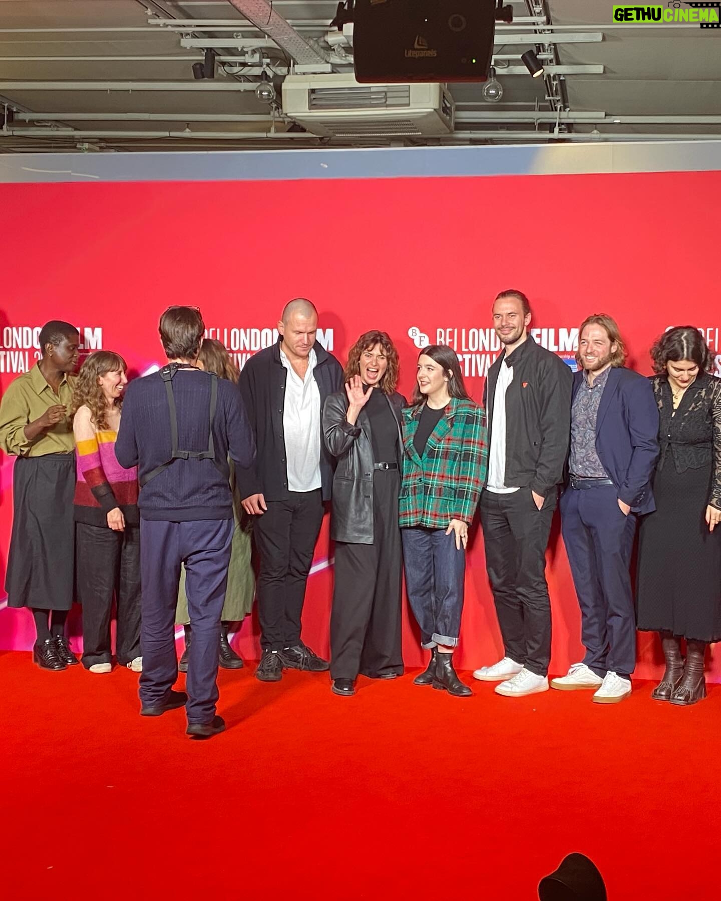 Joana Santos - 1.9K Likes - 10 coisas que gostei muito em Londres 🇬🇧
1. Fish&Chips and a 🍺
2. Uma @carreira_lau por dia nem sabe o bem que lhe fazia.
3. Estar com “ON FALLING” no BFI e ganharmos The Best First Feature Award!!!!!!! AAAAAHHHHHHHH
4. Macellaio RC Soho, das refeições mais gostosas que já comi ( só de me lembrar fico a salivar)
5. Ir ao National Theatre e ver um belíssimo espectáculo, The Other Place.
6. Borough Market, The Black Pig (só de me lembrar salivo again) 😂
7. Ir à Tate Modern, visitar os clássicos e os emergentes.
8. 😇 cenas.
9. Sol em Londres. Fuck yeah! 🙏
10. O handsome guy que me acompanhou nesta viagem e que me faz rir como uma parva há 13 anos.