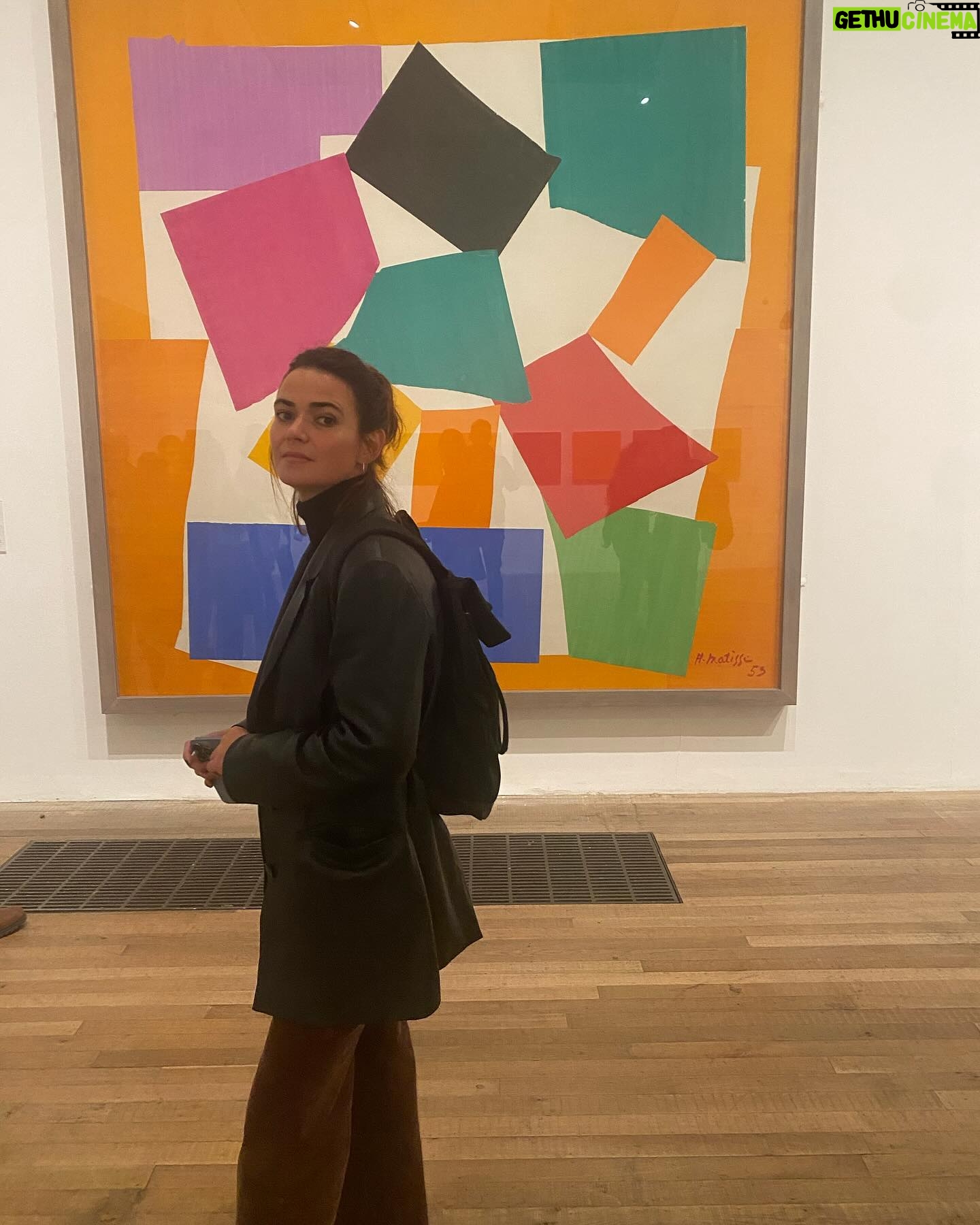 Joana Santos - 1.9K Likes - 10 coisas que gostei muito em Londres 🇬🇧
1. Fish&Chips and a 🍺
2. Uma @carreira_lau por dia nem sabe o bem que lhe fazia.
3. Estar com “ON FALLING” no BFI e ganharmos The Best First Feature Award!!!!!!! AAAAAHHHHHHHH
4. Macellaio RC Soho, das refeições mais gostosas que já comi ( só de me lembrar fico a salivar)
5. Ir ao National Theatre e ver um belíssimo espectáculo, The Other Place.
6. Borough Market, The Black Pig (só de me lembrar salivo again) 😂
7. Ir à Tate Modern, visitar os clássicos e os emergentes.
8. 😇 cenas.
9. Sol em Londres. Fuck yeah! 🙏
10. O handsome guy que me acompanhou nesta viagem e que me faz rir como uma parva há 13 anos.