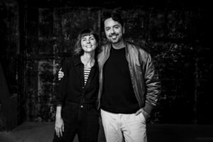 Joana Seixas Instagram - Desta vez o salto foi com a atriz @joanaseixasactriz e foi tão bom e livre que só vos convido a escutarem esta conversa com tempo, atenção e coração. Tudo no podcast “A Beleza das Pequenas Coisas”. @jornalexpresso 
Com a presença especial de @sassmine e @joaoreis_oficial 💥 Boas escutas!

📸 @nunofox 
🔊 @tenhouminsta