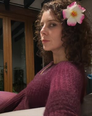 Johanna Murillo Instagram - Esto va para mostrar un poquito de la enorme banda de seres fantásticxs que son parte de La Liberación, para avisar que se viene un chingo y para agradecer, siempre dar las gracias.  Por cierto, gracias a @candanoclau por stylearme y convencerme de irme en esta delicia mini mini de @theattico para @jetmexico y a @salvadorgonzalezmakeup por mi pela y carita 💕 en este juego del glam. Se viene La Liberación⚔️❤️‍🔥⚔️