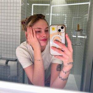 Julia Crane Instagram - Bonjour d’abord 🐰