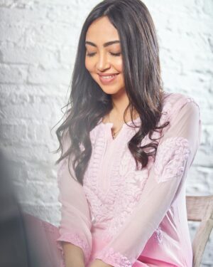 Kaashvi Hiranandani Instagram - give me a nickname 💞 
📸: @shivanigoel96 
#kaashplays
.
.
.
.
.
.
.
#explore #bgmi #indianwear #fyp #chikankari #indian