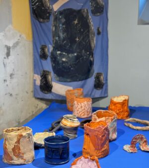 Kakan Hermansson Instagram - Tack alla som kom och välsignade min utställning POTTERY SHOW i lördags på @magasin.de.gauche . Det finns grejer kvar, slidea in i dm vid intresse. 

Tack @oddbird och @pompette_dryckeshandel för dryck, och @tommiesex för utmärkt samarbete. Och inte minst @dennyyoler min broder som alltid fixar och grejar för mig ❤️