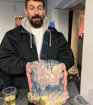 Kakan Hermansson Instagram - Tack alla som kom och välsignade min utställning POTTERY SHOW i lördags på @magasin.de.gauche . Det finns grejer kvar, slidea in i dm vid intresse. 

Tack @oddbird och @pompette_dryckeshandel för dryck, och @tommiesex för utmärkt samarbete. Och inte minst @dennyyoler min broder som alltid fixar och grejar för mig ❤️
