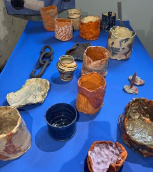 Kakan Hermansson Instagram - Tack alla som kom och välsignade min utställning POTTERY SHOW i lördags på @magasin.de.gauche . Det finns grejer kvar, slidea in i dm vid intresse. 

Tack @oddbird och @pompette_dryckeshandel för dryck, och @tommiesex för utmärkt samarbete. Och inte minst @dennyyoler min broder som alltid fixar och grejar för mig ❤️