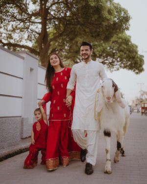 Kanwal Aftab Instagram - Bakra Eid Mubarak 🐐

Our Attite @amnaaftabofficial 
📸 @adil_bajwa_ 

 #kanwalzulqarnain #zulqarnainsikandar #aizalzulqarnain #kanwalaftab #eidmubarak #bakraeid