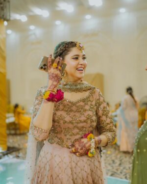 Kanwal Aftab Instagram - Mehndi ke raat with my fav people ♥️🔥

 my & mama attire @sassy.thrift.store28 
jewellery @bello.jewellery 
makeup @makeupbyhassan_02 
📸 @adil_bajwa_ 
aizal outfit @cinderella.pk 

[ kanwalzulqarnain, kanwalaftab, aizal zulqarnain, zulqarnainsikandar, mehndi, cousinwedding ]