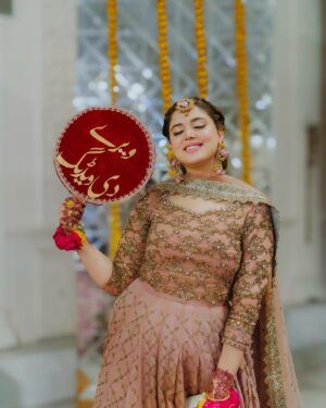 Kanwal Aftab Instagram - Mehndi ke raat with my fav people ♥️🔥

 my & mama attire @sassy.thrift.store28 
jewellery @bello.jewellery 
makeup @makeupbyhassan_02 
📸 @adil_bajwa_ 
aizal outfit @cinderella.pk 

[ kanwalzulqarnain, kanwalaftab, aizal zulqarnain, zulqarnainsikandar, mehndi, cousinwedding ]