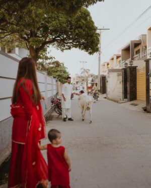 Kanwal Aftab Instagram - Bakra Eid Mubarak 🐐

Our Attite @amnaaftabofficial 
📸 @adil_bajwa_ 

 #kanwalzulqarnain #zulqarnainsikandar #aizalzulqarnain #kanwalaftab #eidmubarak #bakraeid