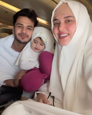 Kanwal Aftab Instagram - Safar-e-ishq with my jans♥️ 

Abya’s  from @cinderella.pk 

#kanwalzulqarnain #kanwalaftab #aizalzulqarnain #zulqarnainsikandar #blessed #alhumdullilah #umrah