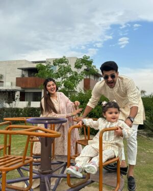 Kanwal Aftab Instagram - EID MUBARAK EVERYONE 🫶🏻 Alhumdulillah Family 👨‍👩‍👧
Zulqarnain Attire : @qamashbyis 
👞 : @jacobandisaac.pk 
#kanwalzulqarnain #zulqarnainsikandar #aizalzulqarnain #kanwalaftab #blessed #alhumdulilah #eidmubarak