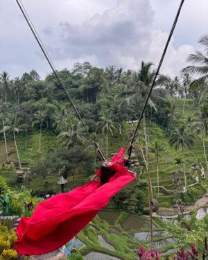 Kanwal Aftab Instagram - Sukar Alhumdulillah for everything 🫶🏻🫶🏻

#kanwalzulqarnain #kanwalaftab #zulqarnainsikandar #aizalzulqarnain #blessed #alhumdulilah #goals #family #vacation #bali #alasharumbali #swing