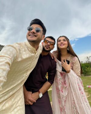 Kanwal Aftab Instagram - EID MUBARAK EVERYONE 🫶🏻 Alhumdulillah Family 👨‍👩‍👧
Zulqarnain Attire : @qamashbyis 
👞 : @jacobandisaac.pk 
#kanwalzulqarnain #zulqarnainsikandar #aizalzulqarnain #kanwalaftab #blessed #alhumdulilah #eidmubarak