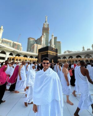 Kanwal Aftab Instagram - Safar e Ishq ♥️🕋✨ 

Ihram : @erada_byamber 

#zulqarnainsikandar #zulqarnainarmy #makkah #umrah #family
