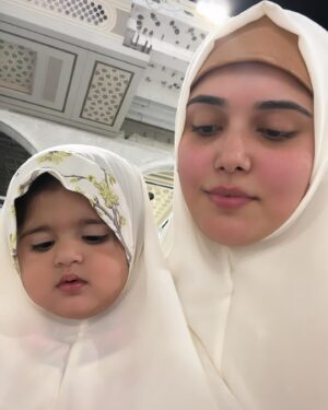 Kanwal Aftab Instagram - Safar-e-ishq with my jans♥️ 

Abya’s  from @cinderella.pk 

#kanwalzulqarnain #kanwalaftab #aizalzulqarnain #zulqarnainsikandar #blessed #alhumdullilah #umrah