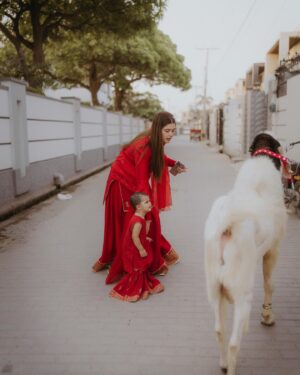 Kanwal Aftab Instagram - Bakra Eid Mubarak 🐐

Our Attite @amnaaftabofficial 
📸 @adil_bajwa_ 

 #kanwalzulqarnain #zulqarnainsikandar #aizalzulqarnain #kanwalaftab #eidmubarak #bakraeid