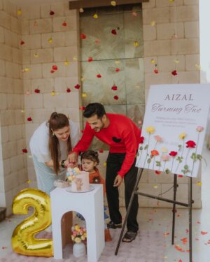 Kanwal Aftab Instagram - it’s her prebirthday 🎂🎂

📸 @adil_bajwa_ 
decore @emsbylaiba 
🎂 @foo.dmunch 

[ kanwalzulqarnain, zulqarnainsikandar, aizalzulqarnain, aizalbirthday, rehmat, prebirthday, alhumdulillah ]