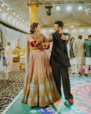 Kanwal Aftab Instagram - Mehndi ke raat with my fav people ♥️🔥

 my & mama attire @sassy.thrift.store28 
jewellery @bello.jewellery 
makeup @makeupbyhassan_02 
📸 @adil_bajwa_ 
aizal outfit @cinderella.pk 

[ kanwalzulqarnain, kanwalaftab, aizal zulqarnain, zulqarnainsikandar, mehndi, cousinwedding ]