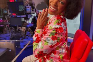 Kara Swisher Instagram - Somehow the folks at @cnn @haveigotnews_us think lesbians are funny. Shh, we are. Watch tonight with me, @amberruffin @roywoodjr @michaelianblack and @onwithkaraswisher @jennyhagel