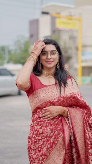Kaviya Ravichandran Instagram - Here’s one more saree reel ☺️

#saree #redsaree