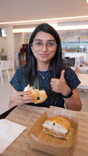 Kaviya Ravichandran Instagram - Should I become a food blogger next 😂😝

Tovo Navalur is now open🍗🔥 

Open from - 12:00pm onwards, We welcome you all to visit their outlet from tomorrow (02-09-24)

Landmark: Near Vivira Mall, OMR

#infusedchicken #tovonavalur #infusingnavalur #tovorestaurants #newoutlet
