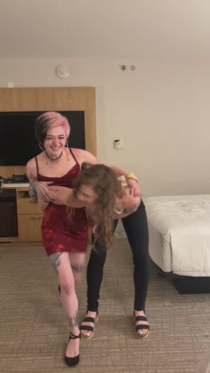 Kendra Instagram - i know what you’re looking at. 
Hailee’s arms ARE really strong. i felt like an actual feather 

#girls #petite #haileeandkendra #muscle